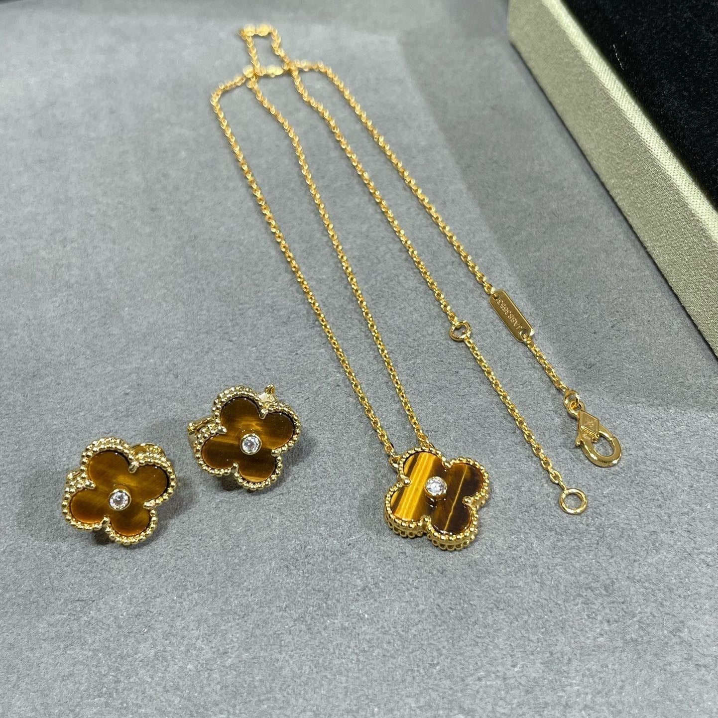 [LUXE]CLOVER 15MM DIAMOND AND YELLOW TIGER'S EYE AGATE necklace