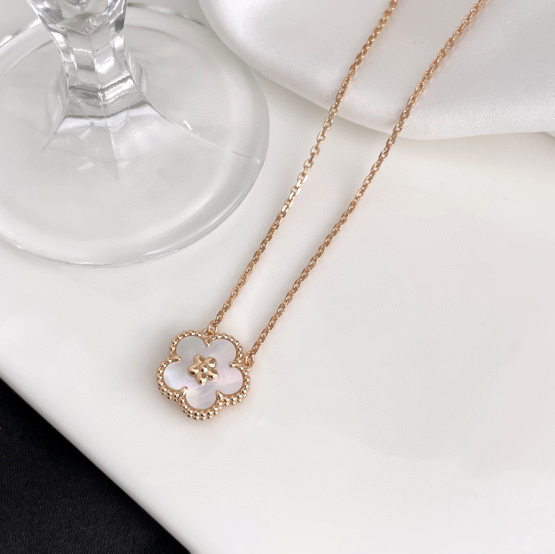 [LUXE]LUCKY  WHITE MOP  PLUM BLOSSOM NECKLACE