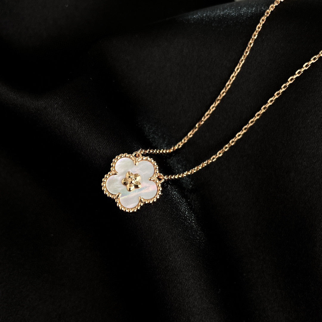 [LUXE]LUCKY  WHITE MOP  PLUM BLOSSOM NECKLACE