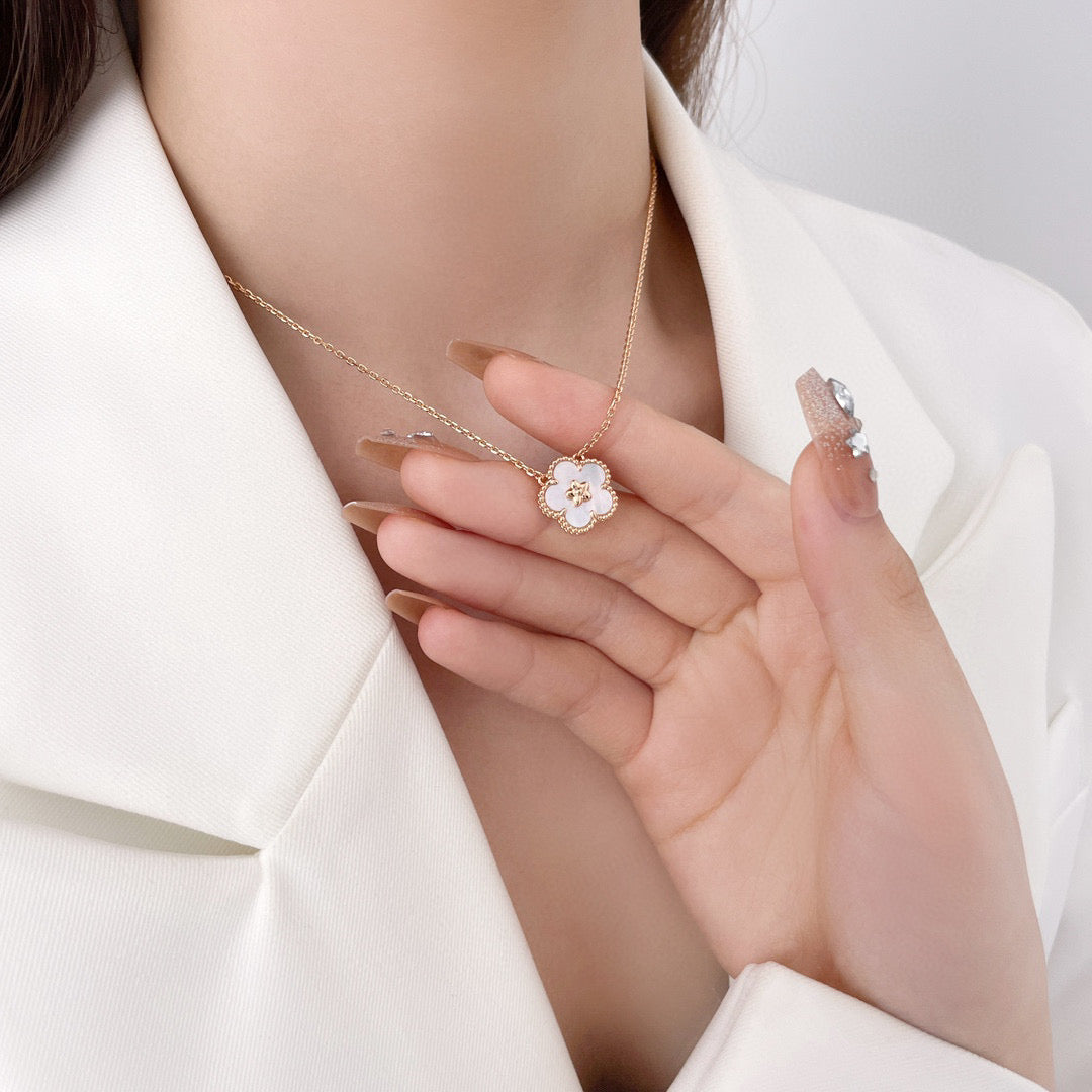 [LUXE]LUCKY  WHITE MOP  PLUM BLOSSOM NECKLACE