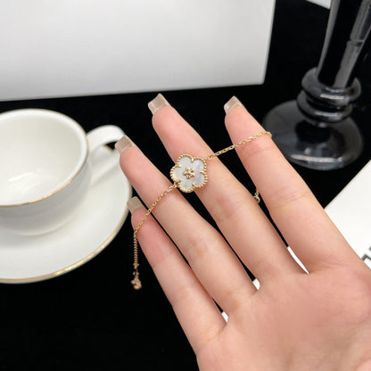[LUXE]LUCKY  WHITE MOP  PLUM BLOSSOM NECKLACE