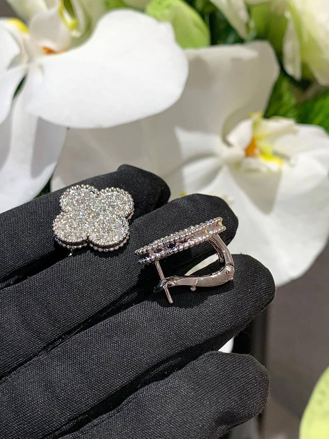 [LUXE]CLOVER 20MM MOTIFS DIAMOND STUD EARRINGS SILVER