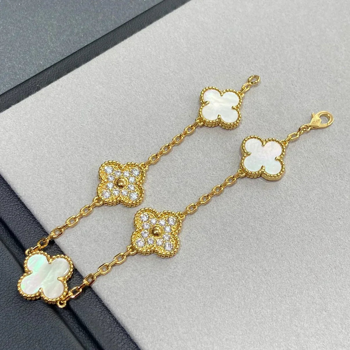 [LUXE]CLOVER WHITE PEARL MOP 5 MOTIF BRACELET COLLECTION