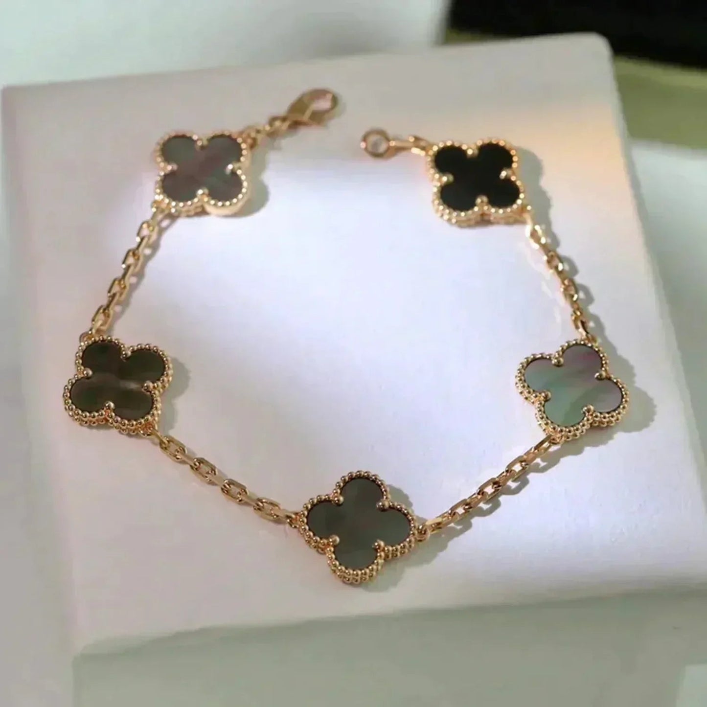 [LUXE] CLOVER 5 MOTIF GRAY MOP BRACELET COLLECTION