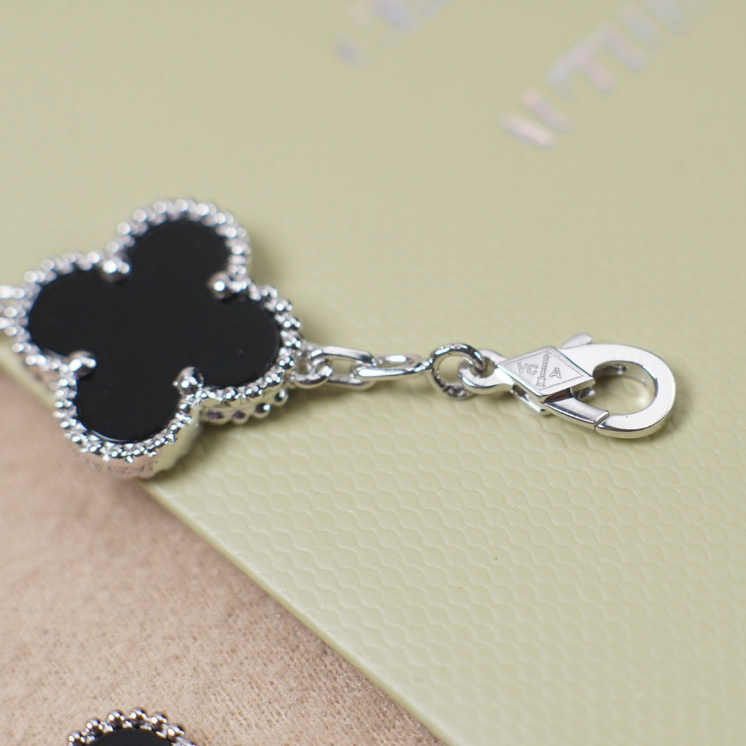 [LUXE] CLOVER 5 MOTIF ONYXS BRACELET COLLECTION