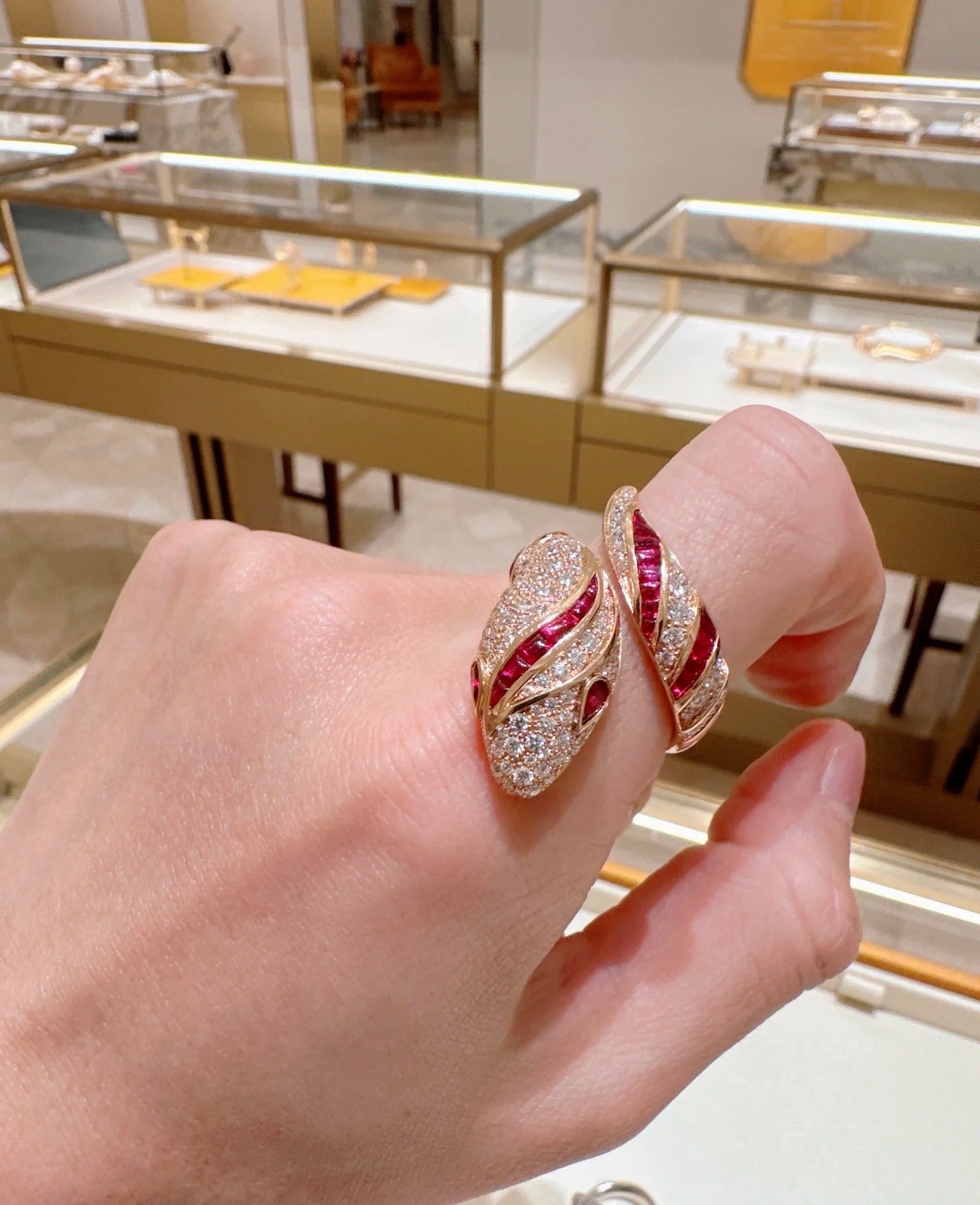 [LUXE]BRAND NEW LUXURY RED SNAKE RING