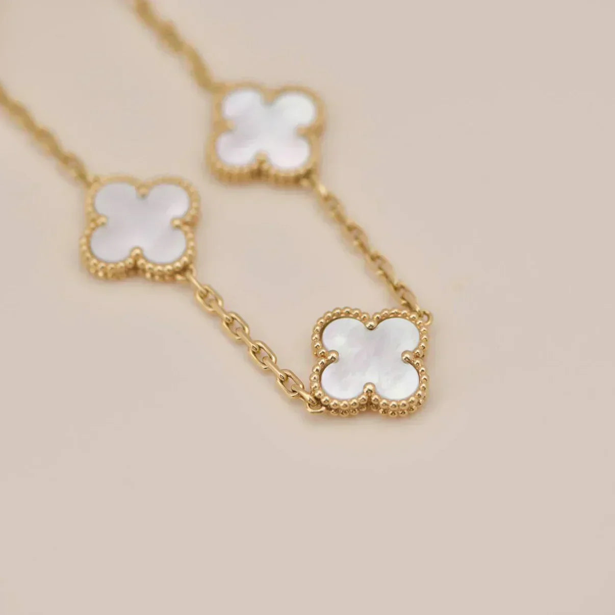[LUXE]CLOVER WHITE PEARL MOP 5 MOTIF BRACELET COLLECTION