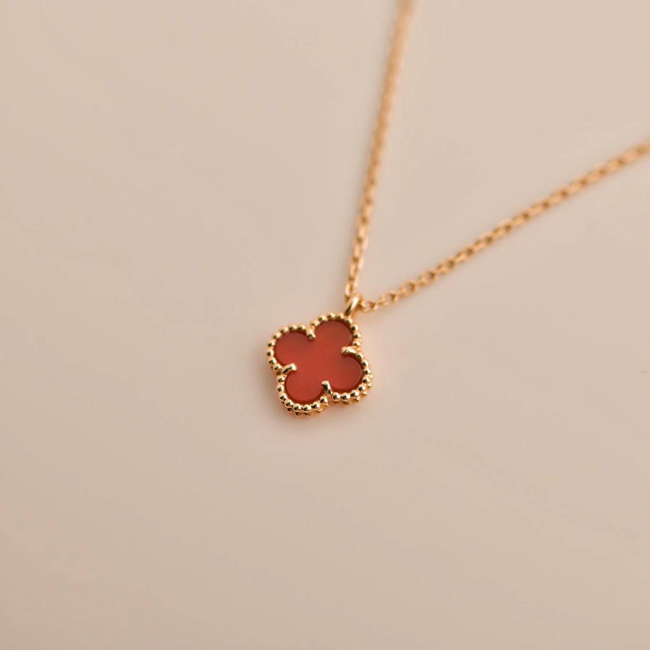 [LUXE]CLOVER MINI 9.5MM WHITE CARNELIANS NECKLACE