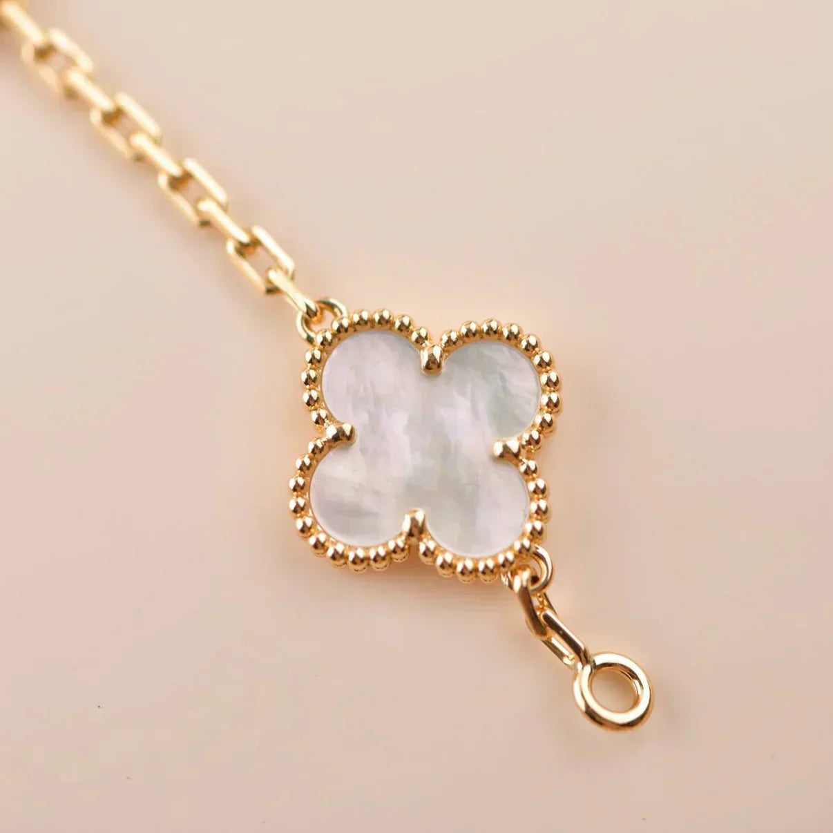 [LUXE]CLOVER WHITE PEARL MOP 5 MOTIF BRACELET COLLECTION