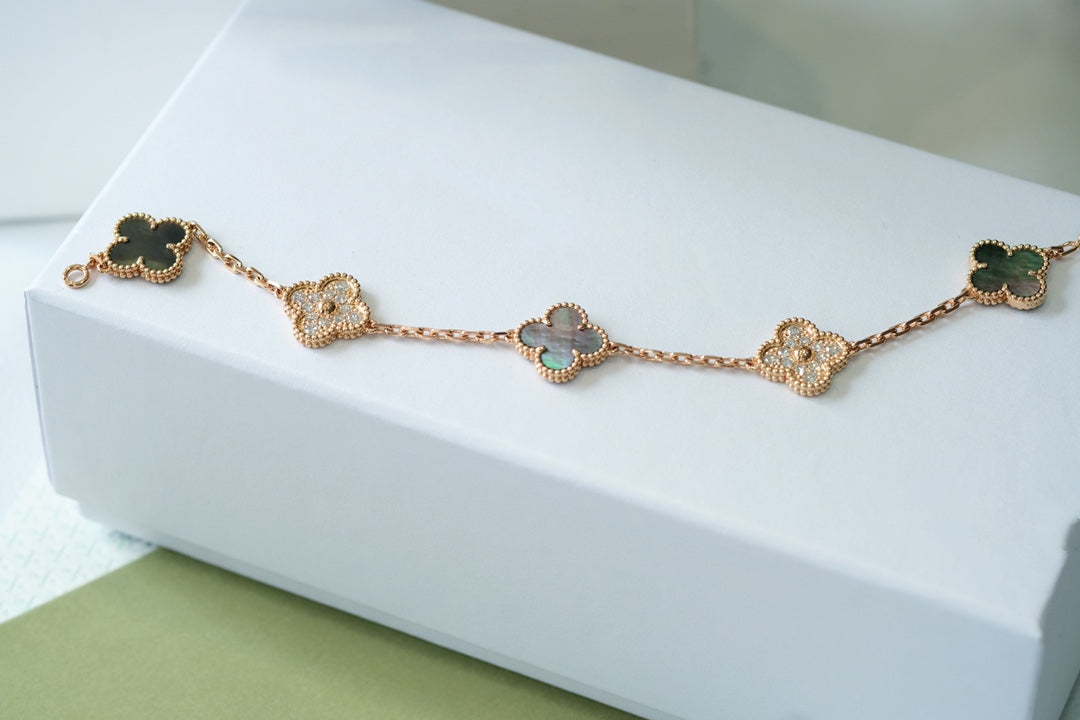 [LUXE] CLOVER 5 MOTIF GRAY MOP BRACELET COLLECTION
