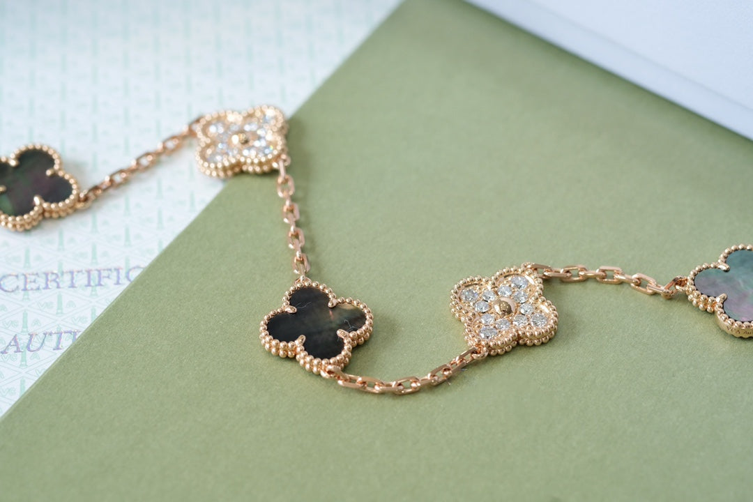 [LUXE] CLOVER 5 MOTIF GRAY MOP BRACELET COLLECTION