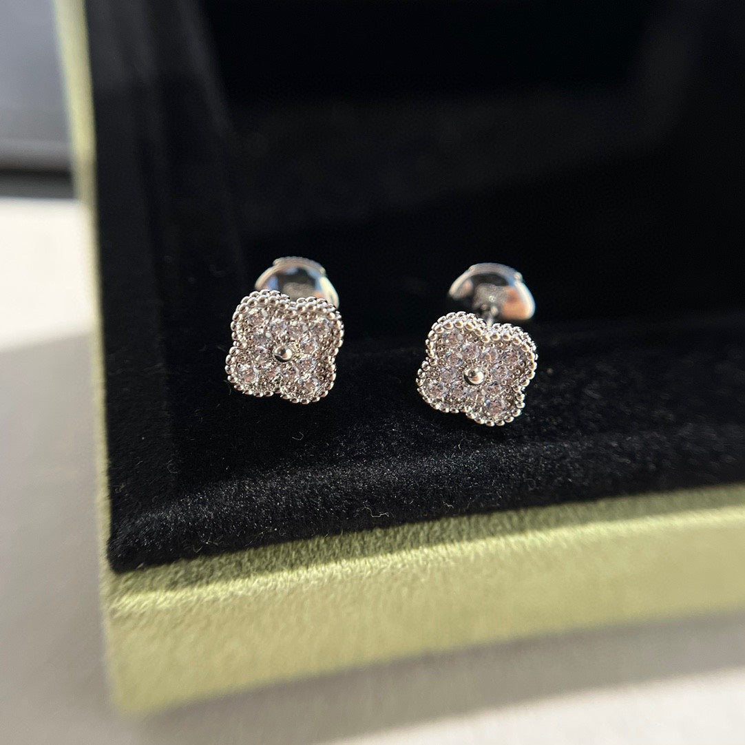 [LUXE]CLOVER MINI DIAMOND STUD EARRINGS