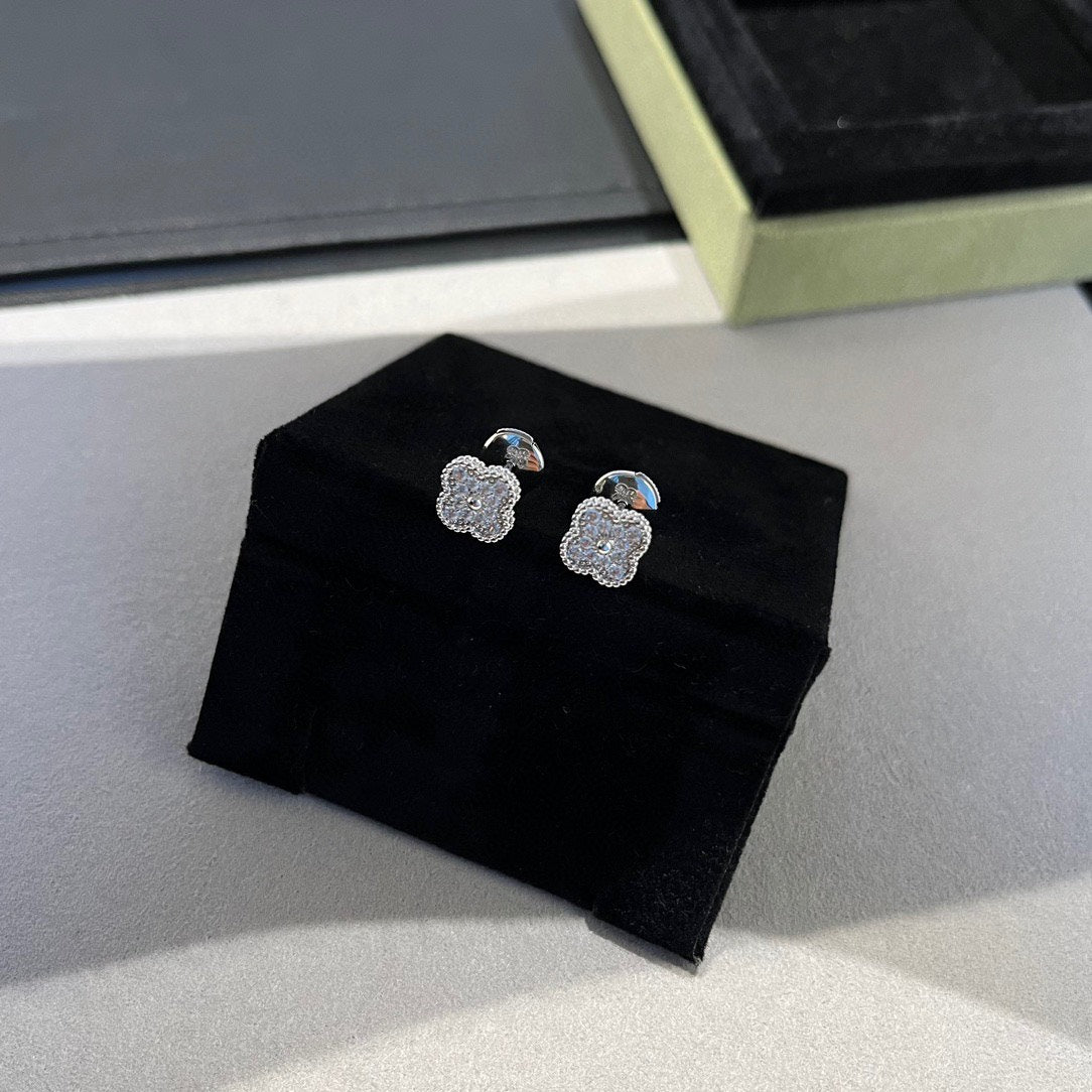 [LUXE]CLOVER MINI DIAMOND STUD EARRINGS