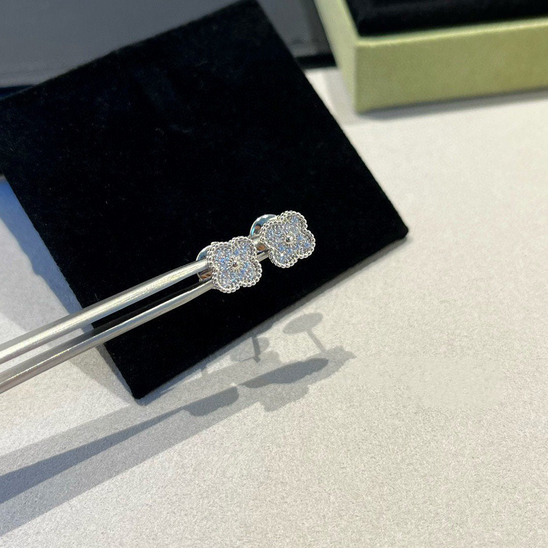 [LUXE]CLOVER MINI DIAMOND STUD EARRINGS