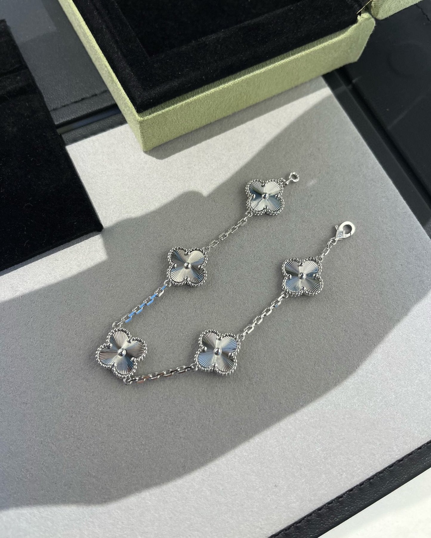 [LUXE] CLOVER 5 MOTIF LASER BRACELET COLLECTION